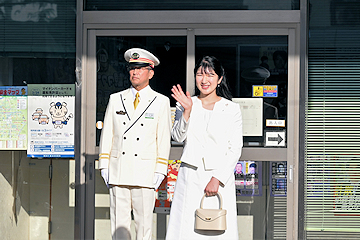 「手を振って応える愛子さま」の画像2