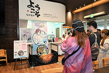 「フードコート内で特別展示」の画像