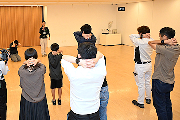 「クマに遭遇した場合の対策の実演」の画像1