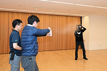 「クマに遭遇した場合の対策の実演」の画像3