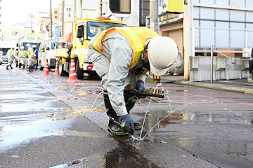 「消雪パイプの点検作業」の画像