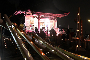 「竹で作った灯ろう約1万5千個がずらり」の画像1