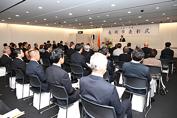 「長岡市表彰式をアオーレ長岡で開催」の画像