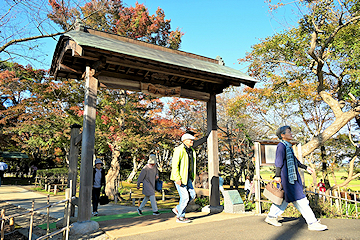 「気持ち良さそうに園内を散策」の画像1