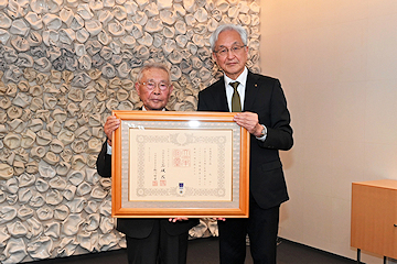 「林欣治さんが紺綬褒章を受章」の画像