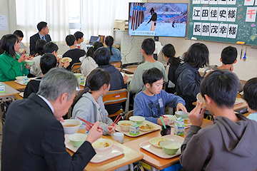 「生産者をインタビューした動画も放映」の画像1