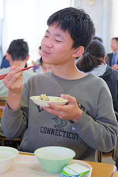 「生産者をインタビューした動画も放映」の画像2