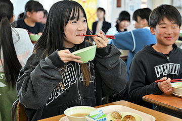 「生産者をインタビューした動画も放映」の画像3