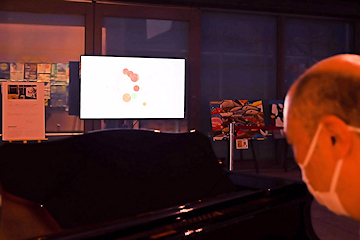 「音に反応してモチーフを視覚的に表現する作品」の画像