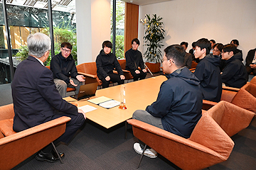 「メンバーが大会結果を磯田市長に報告」の画像