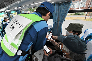 「避難経由所でバスに乗車したまま避難者受け付けを実施」の画像