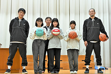 「宮内小学校で寄贈式を開催」の画像