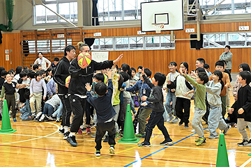「宮内小学校の卒業生でもあるR-1選手」の画像