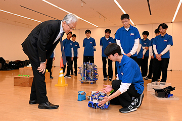 「ロボット部の部員らが磯田市長に大会結果を報告」の画像1