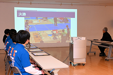 「ロボット部の部員らが磯田市長に大会結果を報告」の画像2