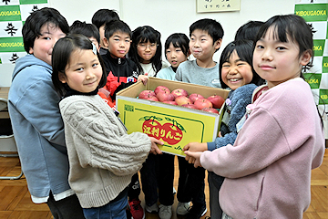 「特産品「江刺りんご」の寄贈を受けました」の画像