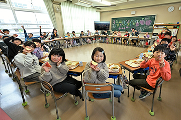 「希望が丘小学校で行った会食会」の画像2