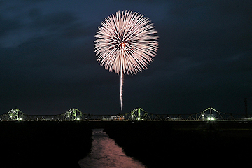 「戦争犠牲者への鎮魂と世界平和を願う花火を打ち上げ」の画像