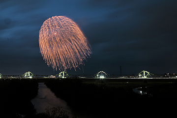 「鎮魂の花火「白菊」2発と「金冠」1発を打ち上げ」の画像