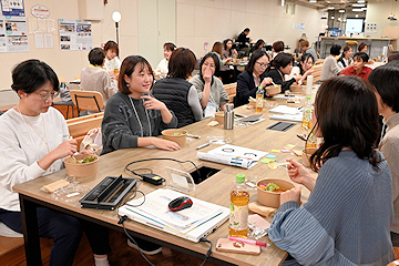 「グループワークやランチをしながら交流を深めました」の画像