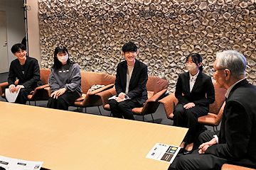 「同サークルの学生が磯田市長に結果を報告」の画像