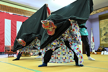 「伝統の「岩戸舞」を披露」の画像