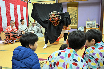 「伝統の「岩戸舞」を披露」の画像2
