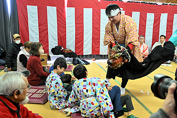 「伝統の「岩戸舞」を披露」の画像3