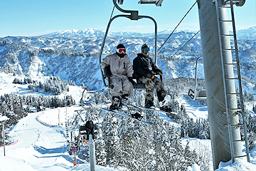 「家族連れから学生まで多くの人でにぎわっていました」の画像1