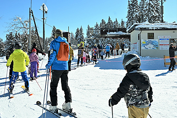 「家族連れから学生まで多くの人でにぎわっていました」の画像5
