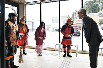 「武将・直江兼続らに扮した住民が出迎えた開所式」の画像