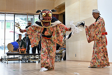 「本与板神楽保存会による神楽舞の披露」の画像