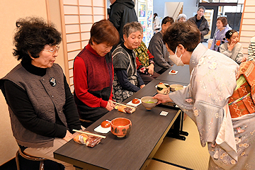 「開始から多くの住民でにぎわいました」の画像2