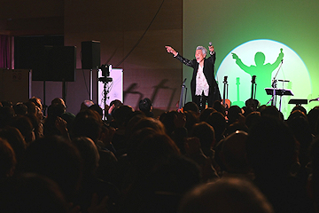 「数々の名曲と作曲の裏話などのトークを披露」の画像