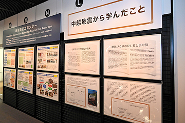 「地震の発生から復興までを記録した写真や映像」の画像1