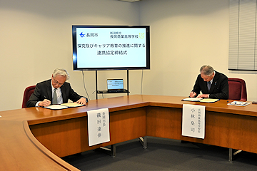 「同校の校長・小林皇司さん」の画像