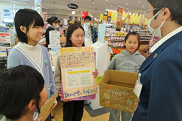 「シリア・チャド・モーリタニアの難民キャンプへ届けられました」の画像