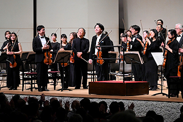 「バイオリニストの岡本誠司さん」の画像