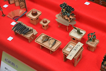 「精巧に仕上げられたミニチュアのひな道具」の画像1