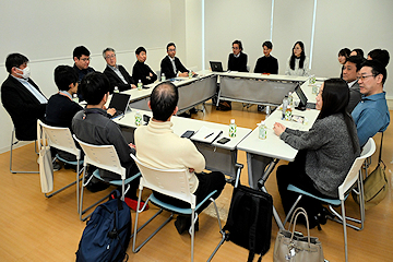 「交流会には企業の担当者も参加」の画像