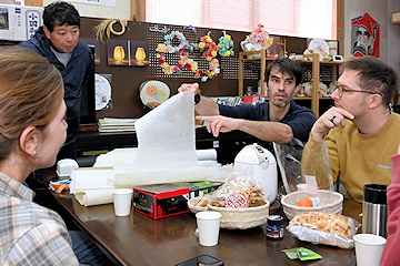 「観光で訪れている外国人が和紙作りを体験」の画像1