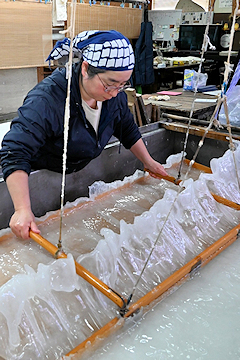 「観光で訪れている外国人が和紙作りを体験」の画像3