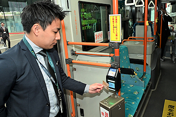 「乗る時と降りる時に専用端末にタッチするだけ」の画像