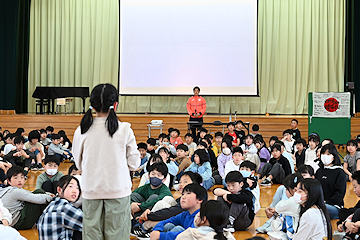 「4～6年生の児童166名が古野選手を歓迎」の画像