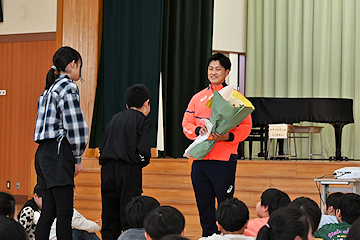 「応援の言葉と花束が贈られました」の画像1