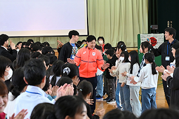 「応援の言葉と花束が贈られました」の画像2