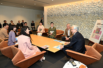 「会長の藤井芳さんら協会の会員6人が磯田市長を訪問」の画像
