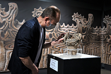 「実物と同じ大きさ・重さのレプリカ「さわれる火焔土器」」の画像