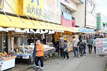 「ゴールデンウイーク初日の魚の市場通り」の画像1