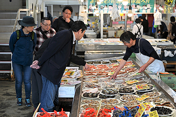 「ゴールデンウイーク初日の魚の市場通り」の画像2